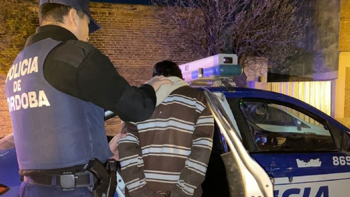 Le estaban robando pertenencias de su auto y dio aviso a la Policía