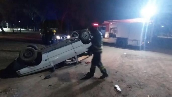 Dos personas hospitalizadas tras volcar con su vehículo