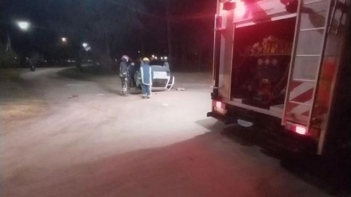 Dos personas hospitalizadas tras volcar con su vehículo