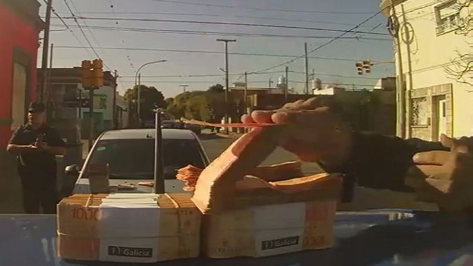 Robaron un millonario botín y  tuvieron que tirarlo en la calle