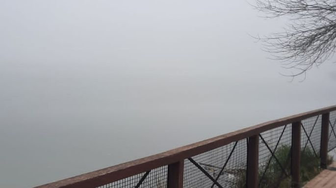 La niebla tiñó de blanco la ciudad durante la mañana de domingo