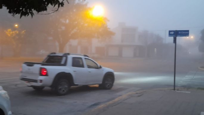 La niebla tiñó de blanco la ciudad durante la mañana de domingo