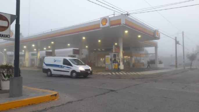 La niebla tiñó de blanco la ciudad durante la mañana de domingo