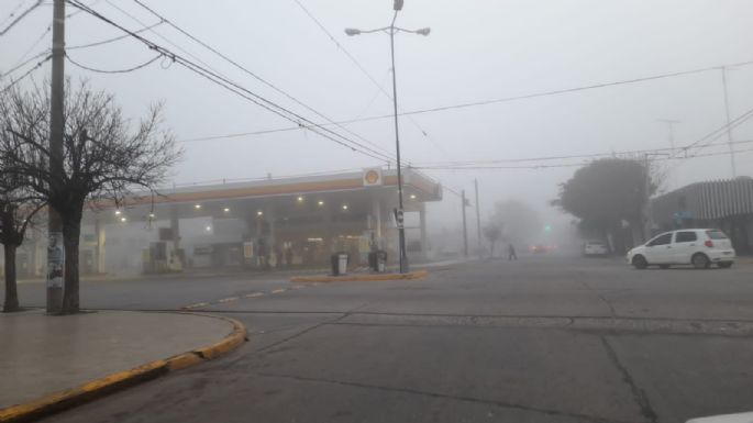 La niebla tiñó de blanco la ciudad durante la mañana de domingo