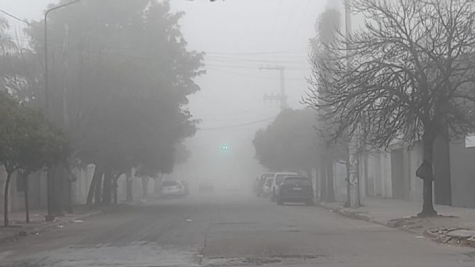 La niebla tiñó de blanco la ciudad durante la mañana de domingo