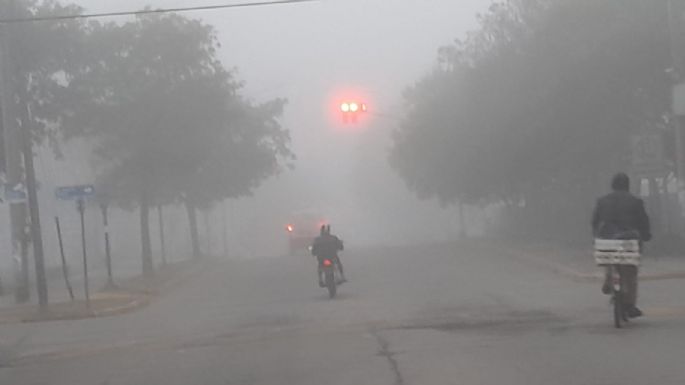 La niebla tiñó de blanco la ciudad durante la mañana de domingo