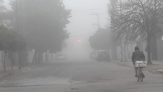 La niebla tiñó de blanco la ciudad durante la mañana de domingo
