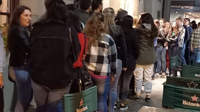 El público ya ingresa para ver a Ciro y Los Persas junto a la Sinfónica local
