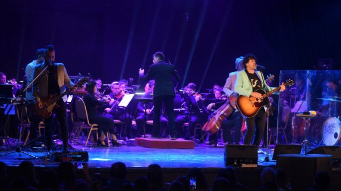 Ciro y Los Persas comenzó su show junto a la Orquesta Sinfónica local