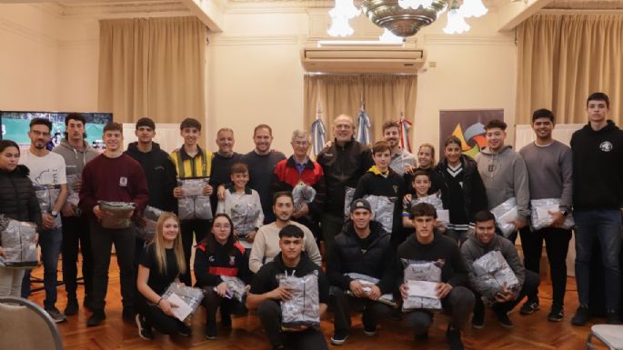 El municipio entregó becas a 25 deportistas villamarienses