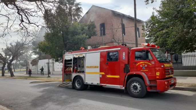 [Vídeos] Volvió a incendiarse la casona de avenida Sabattini