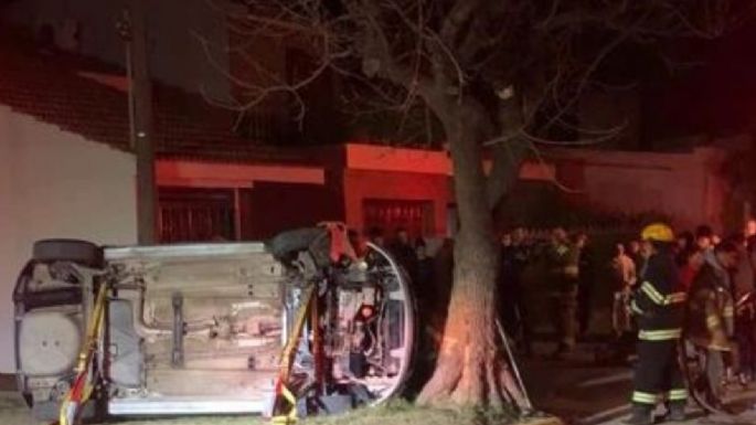 Volcó con su auto y casi termina impactando contra una vivienda