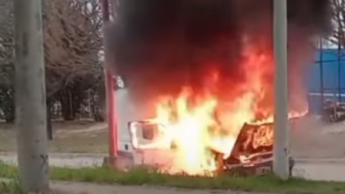 [Video] Un auto se incendió en plena vía pública