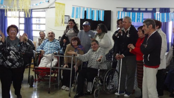 El Hogar de Ancianos municipal recolecta tapitas plásticas para un árbol navideño