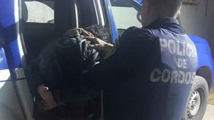 Lo vio mientras robaba y lo atrapó