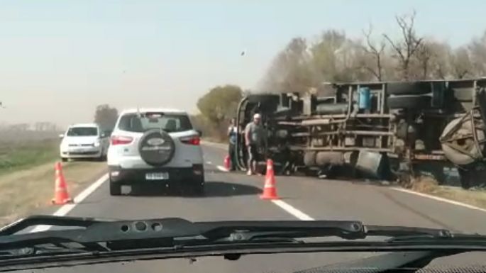 Volcó un camión sobre la ruta 9, entre James Craik y Oliva