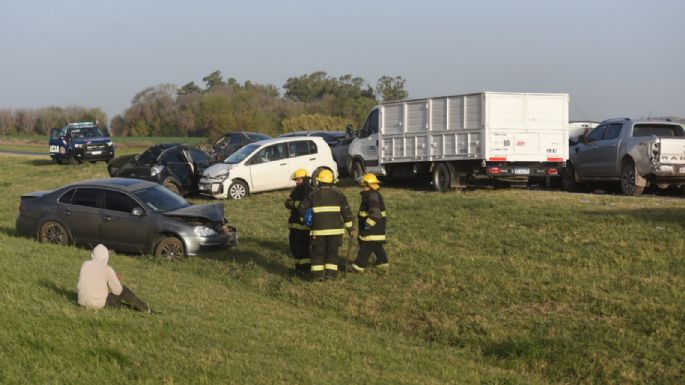 Imágenes impactantes: más de 40 vehículos chocaron en cadena cerca de Rosario