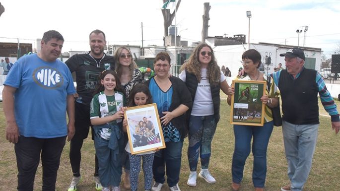 En el inicio, hubo tiempo para reconocer a un grande