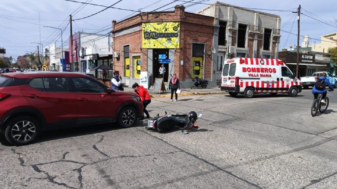 Un auto y una moto chocaron en la zona céntrica de la ciudad