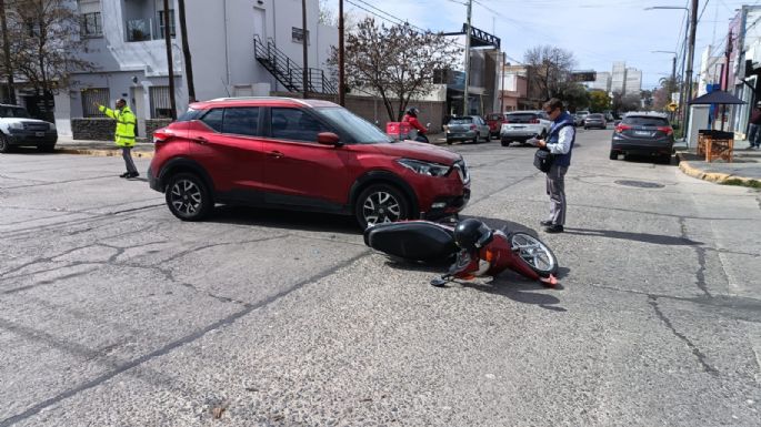 Un auto y una moto chocaron en la zona céntrica de la ciudad