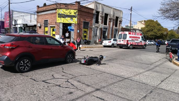 Un auto y una moto chocaron en la zona céntrica de la ciudad