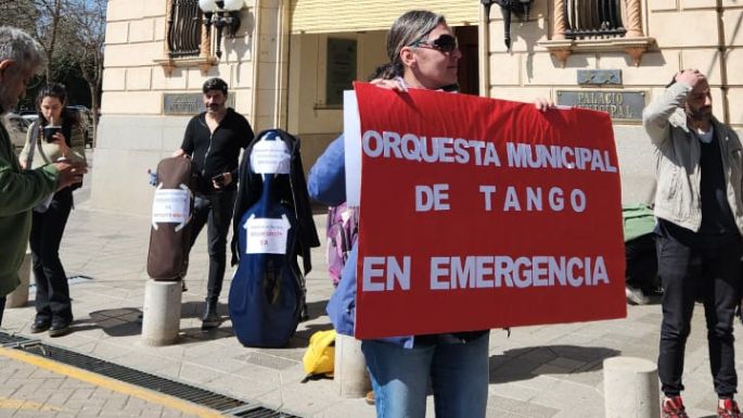 [Videos] La Orquesta de Música Ciudadana llevó su reclamo frente a la Municipalidad