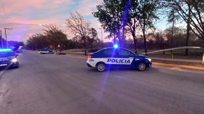 Dos motociclistas muertos tras impactar contra la vereda en avenida Savio