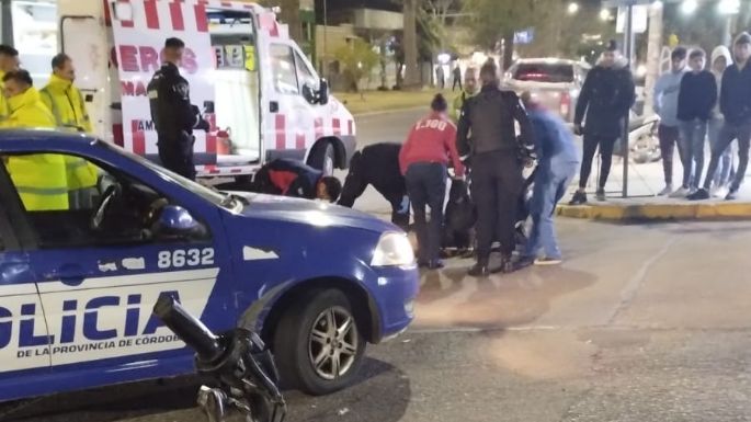 Una motocicleta y un auto chocaron en el bulevar España