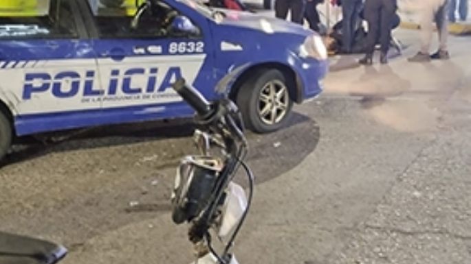 Un motociclista con heridas en el rostro