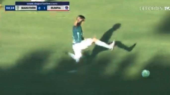 Un jugador en Honduras hizo una "patada karateca" y terminó expulsado tras lesionar a dos rivales