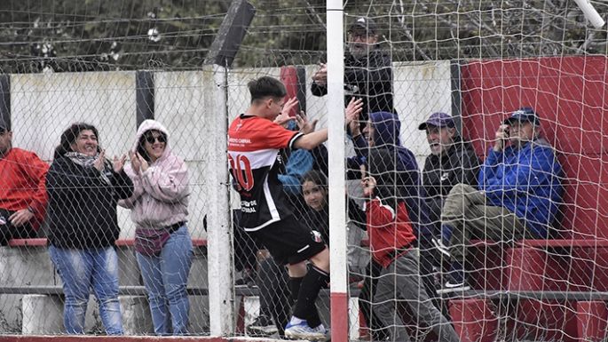 Colón, con aire en la camiseta, gritó y se metió en las llaves