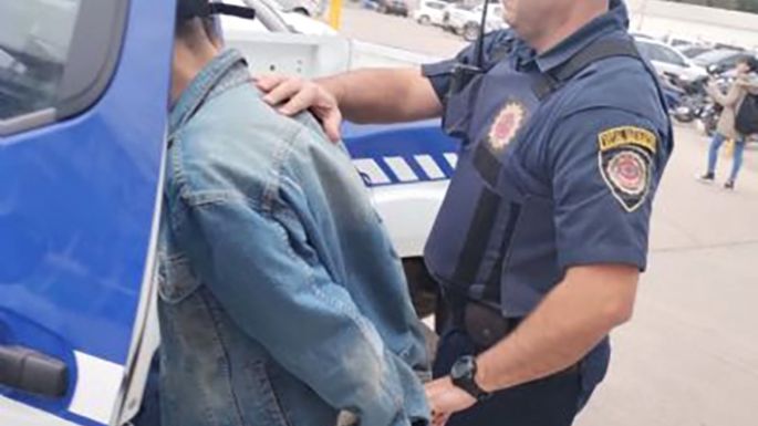 Tres detenidos por hurto y resistencia