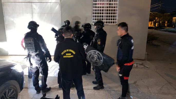 Se atrincheró en su casa y gritó a la Policía: "Vengan con una orden, los voy a esperar armado"
