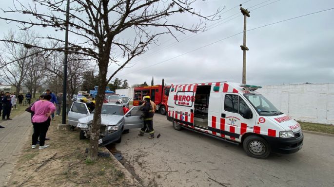 Un auto impactó contra un árbol en Granaderos Argentinos y Carbó