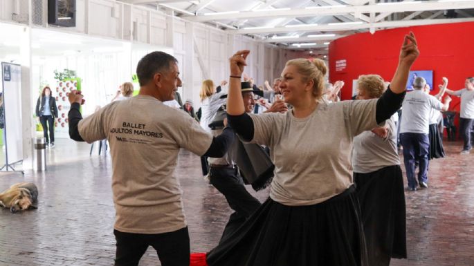 Jubilados celebraron su día con música, baile y cine entre otras actividades