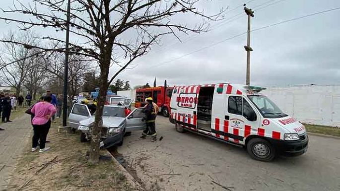 Una mujer quedó atrapada al chocar contra un árbol