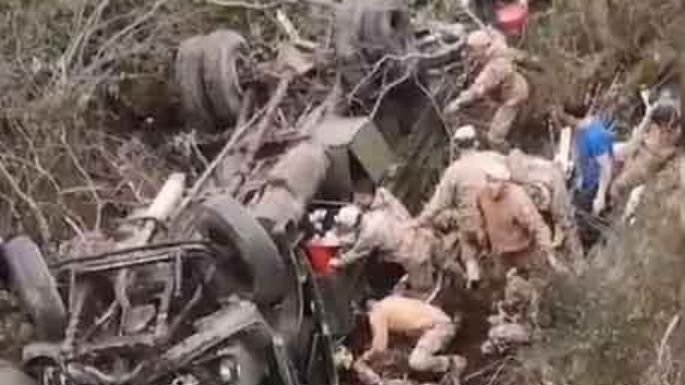 Al menos cuatro muertos y 20 heridos al desbarrancar un camión del Ejército