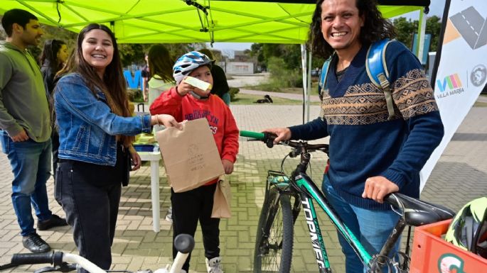 Se realizó la Jornada de Movilidad Sustentable con entrega de cascos y luces y canjes de árboles y frutas