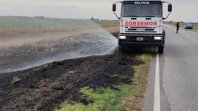 Bomberos sofocaron el incendio de un vehículo en la ruta