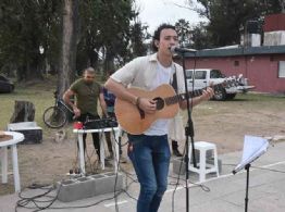 Hubo un “Primaverazo” con el músico Santi Fiuri en el Parque