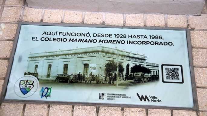 Cien años de educación en una baldosa