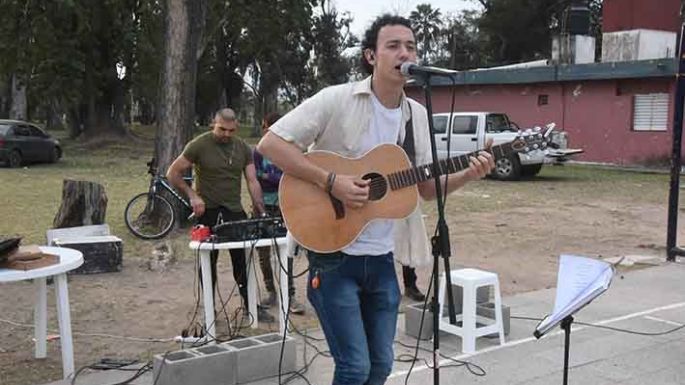 Hubo un “Primaverazo” con el músico Santi Fiuri en el Parque