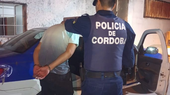 Dos detenidos tras violentar la puerta de un auto y robar documentación