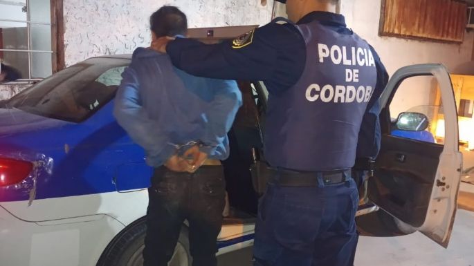 Dos detenidos tras violentar la puerta de un auto y robar documentación