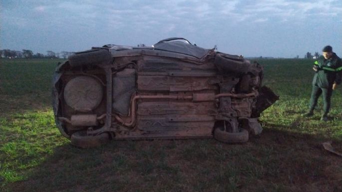 Un joven perdió la vida tras volcar en solitario con su auto