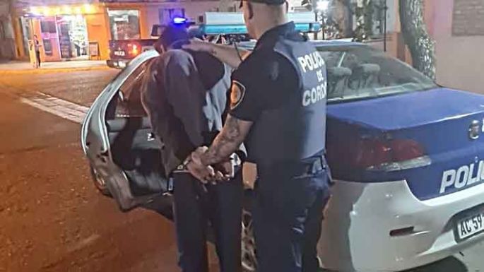 Amenazaron con un cuchillo a una joven para robarle