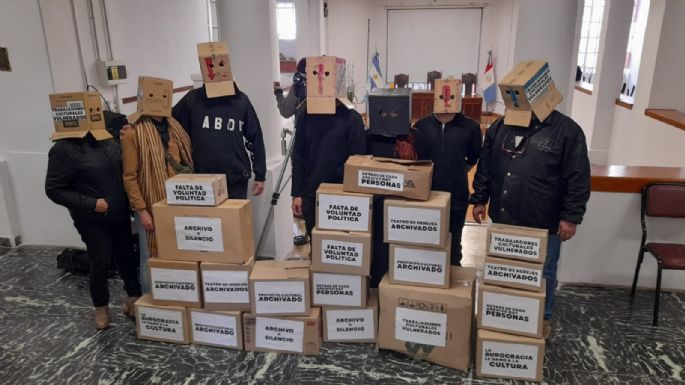 Teatro de Herejes realizó un reclamo con intervención artística en el Deliberante