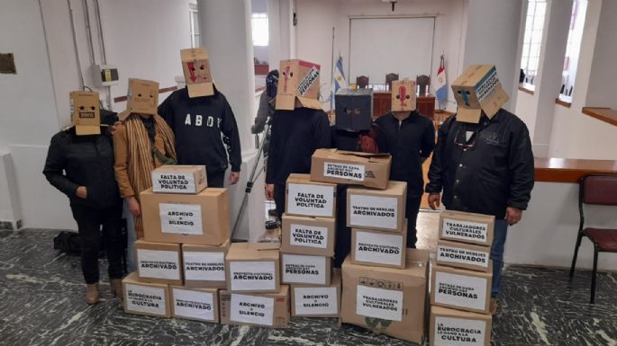 Teatro de Herejes realizó un reclamo con intervención artística en el Deliberante