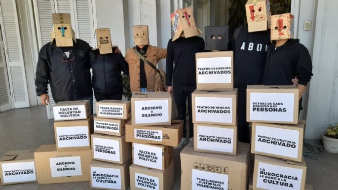 Teatro de Herejes realizó un reclamo con intervención artística en el Deliberante