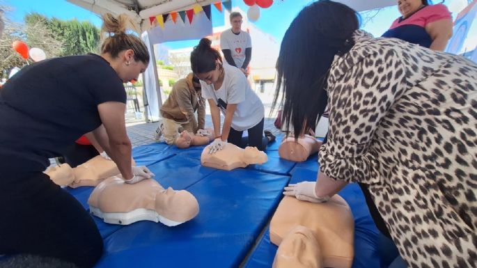 Comenzaron las jornadas de RCP con voluntarios en plaza Centenario